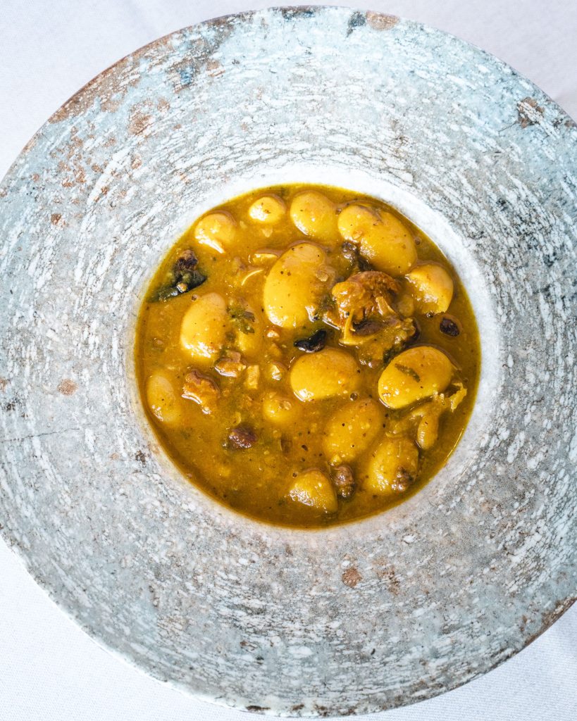 Platos de cuchara en Gran Canaria: judiones y sopa de ternera servidos en el Asador La Pasadilla.