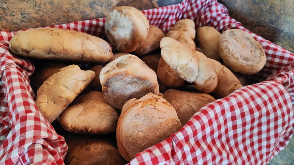 Cesta de pan recién hecho en el horno de leña