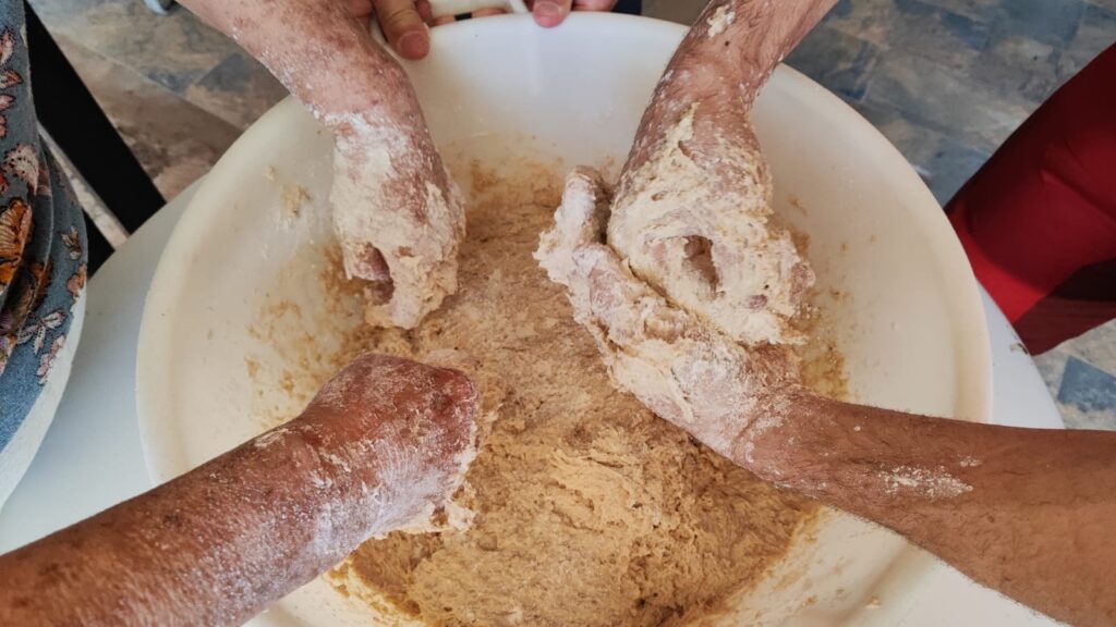 Carmelo y Carmen (su madre) haciendo pan juntos
